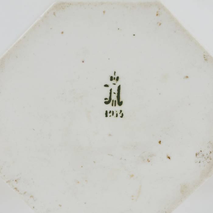 Boîte à thé. Manufacture impériale de porcelaine. Nicolas II, 1913.