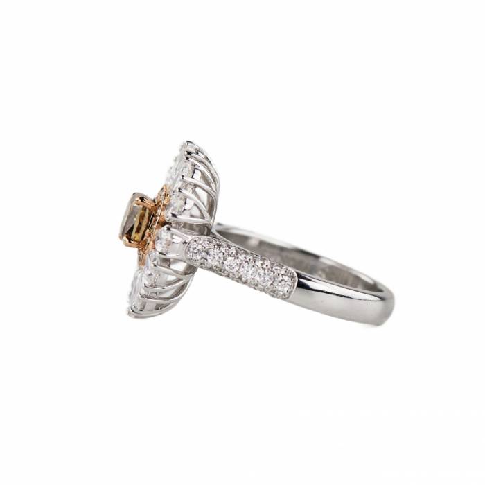 Ring in white 18K gold with diamonds. Marbella.