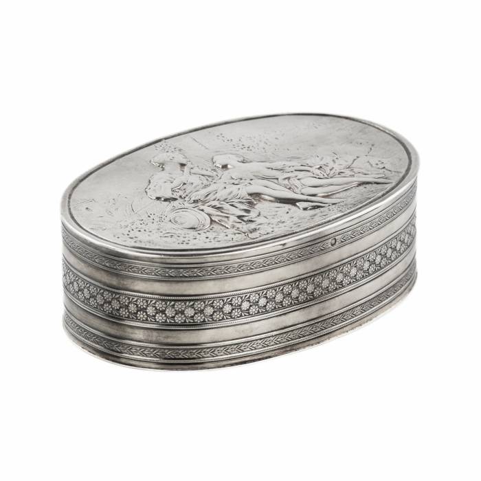 Boîte ovale en argent representant une scène allegorique. France.19ème siècle. 