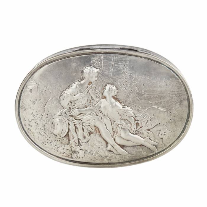 Овальная серебряная коробка с изображением аллегорической сценки. Франция.19 век.