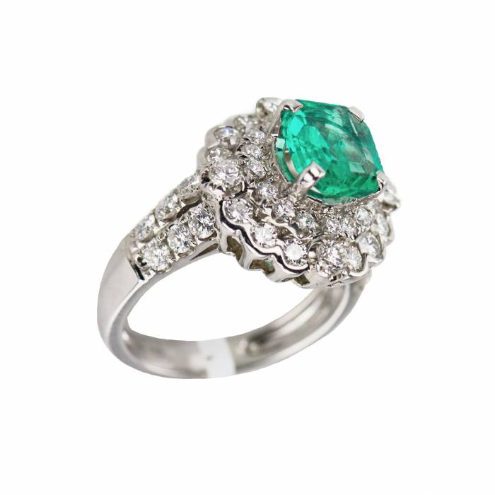 Ring in white 18K gold with emerald and diamonds.