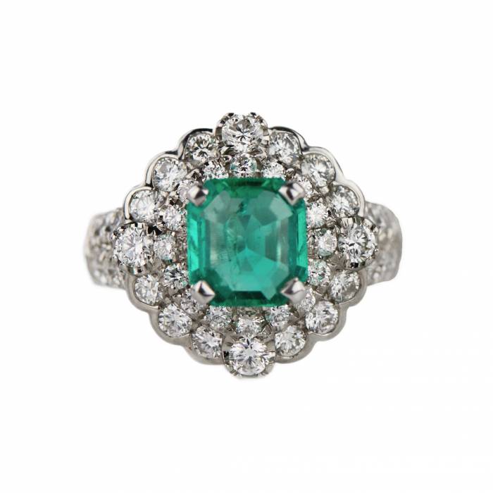 Ring in white 18K gold with emerald and diamonds.