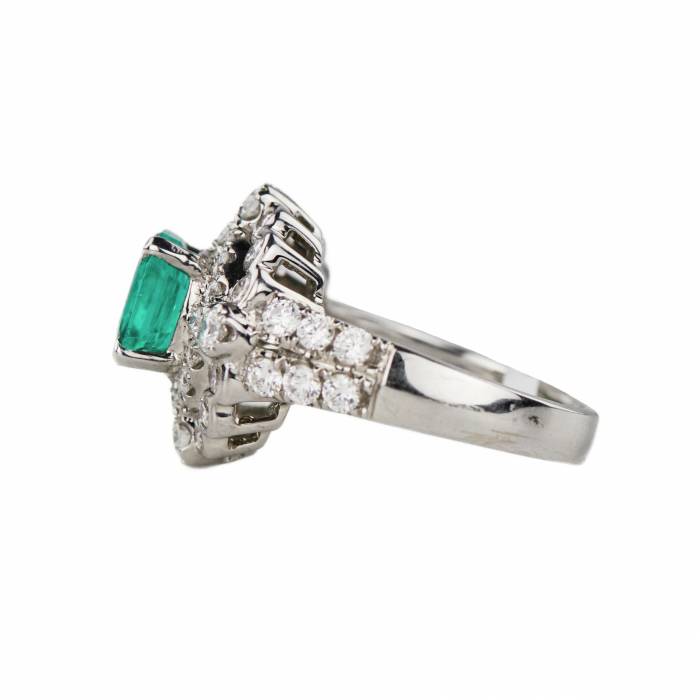 Ring in white 18K gold with emerald and diamonds.