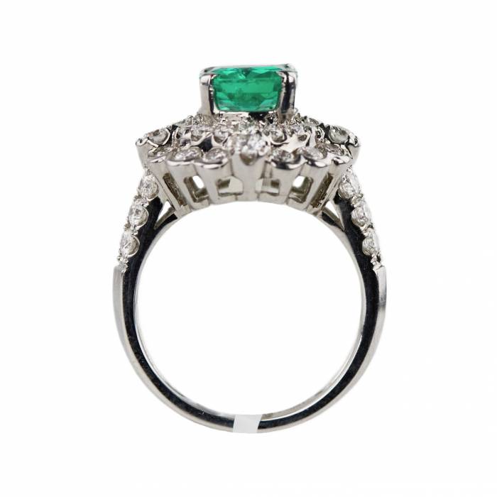 Ring in white 18K gold with emerald and diamonds.
