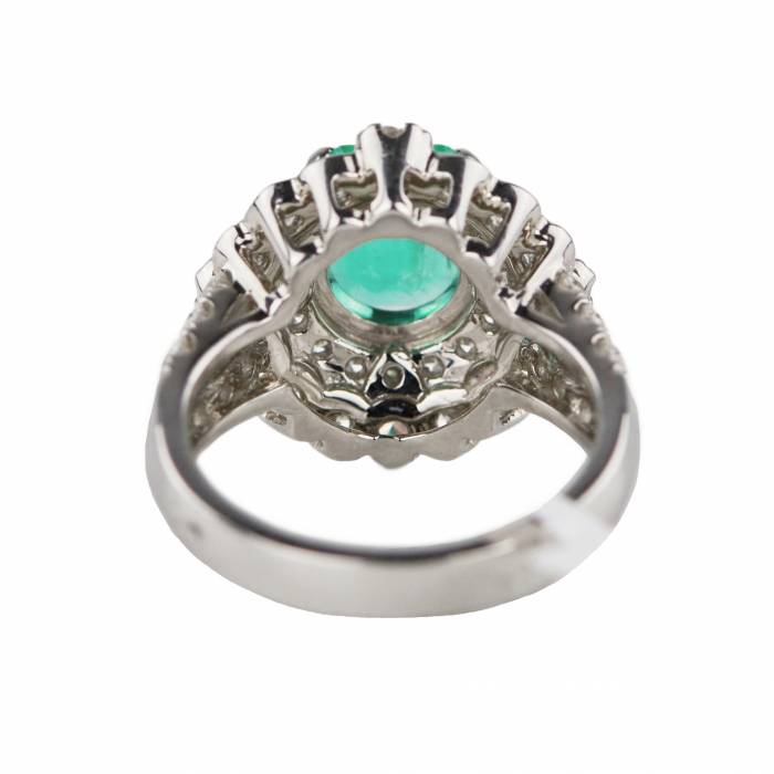 Ring in white 18K gold with emerald and diamonds.