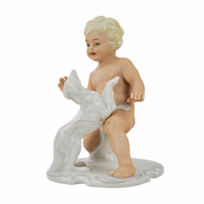 Figurine en porcelaine de Putti jouant avec un chien. Allemagne.