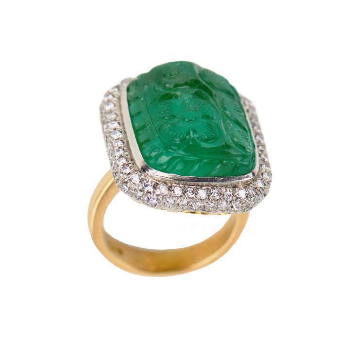 Impressive 18K gold ring with emerald and diamonds. 