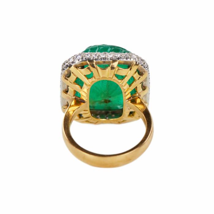 Impressive 18K gold ring with emerald and diamonds. 