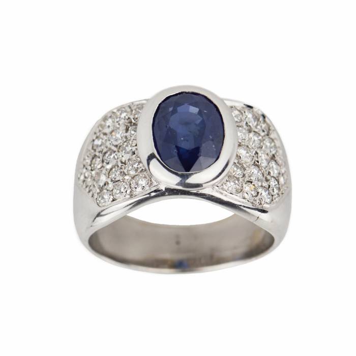 Gold 18K ring with sapphire and diamonds. 