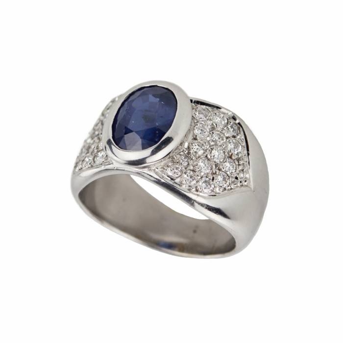 Gold 18K ring with sapphire and diamonds. 