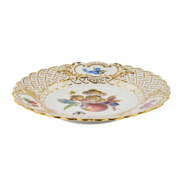 Dessert porcelain plate, decorated with images of berries and fruits. Meissen. After 1934. 