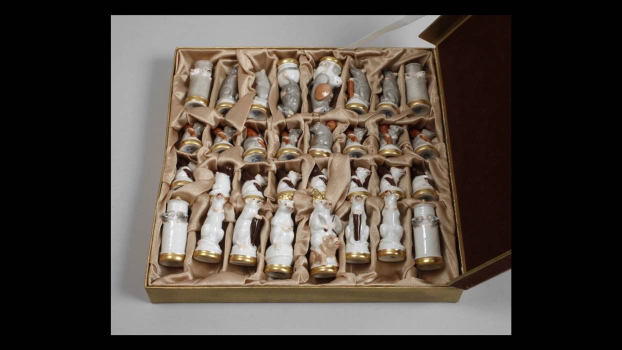 Chess set of porcelain mice. Ernst Bohne Söhne Rudolstadt.1937-1960. 