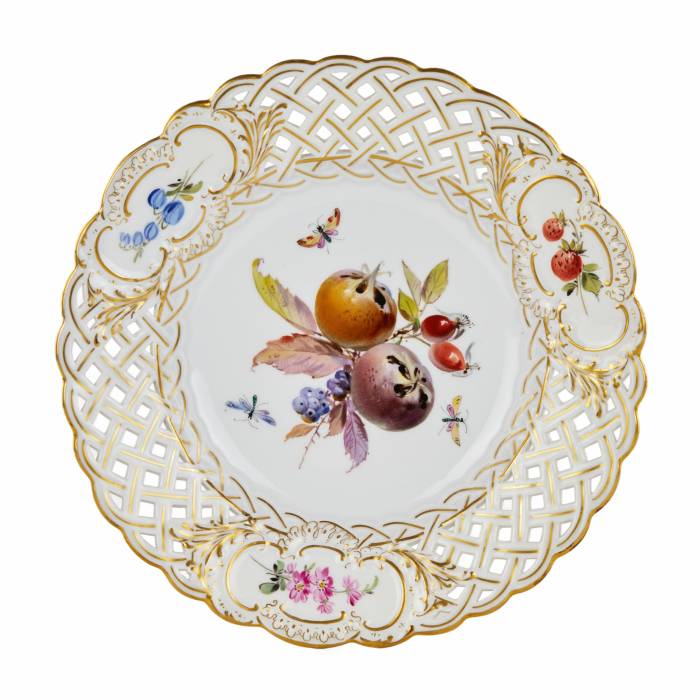 Dessert porcelain plate, decorated with images of berries. Meissen. After 1934. 