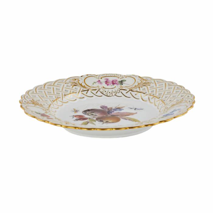 Dessert porcelain plate, decorated with images of berries. Meissen. After 1934. 