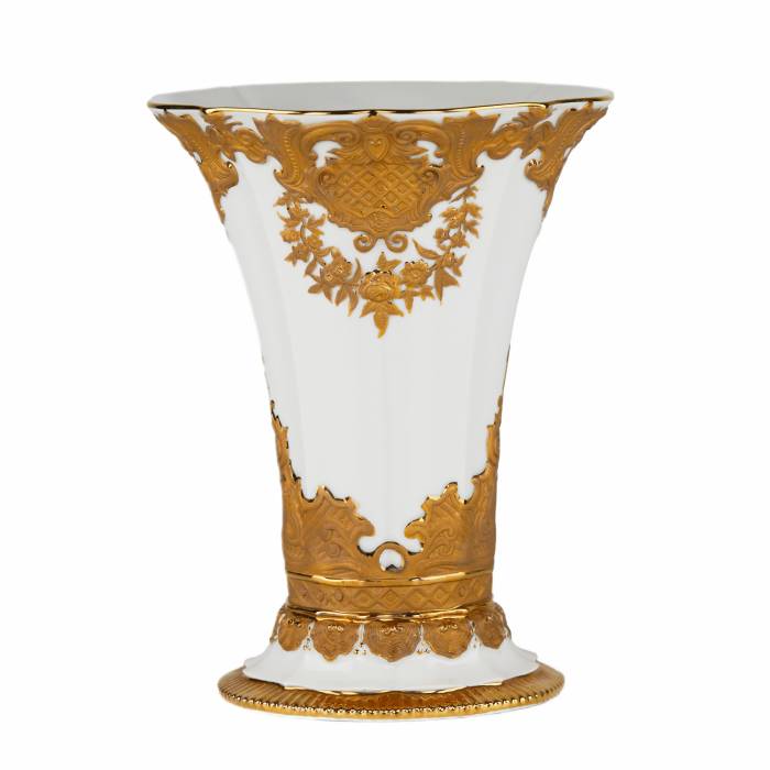 Великолепная ваза с золотым рельефом. Meissen Рубеж 19 и 20 веков.