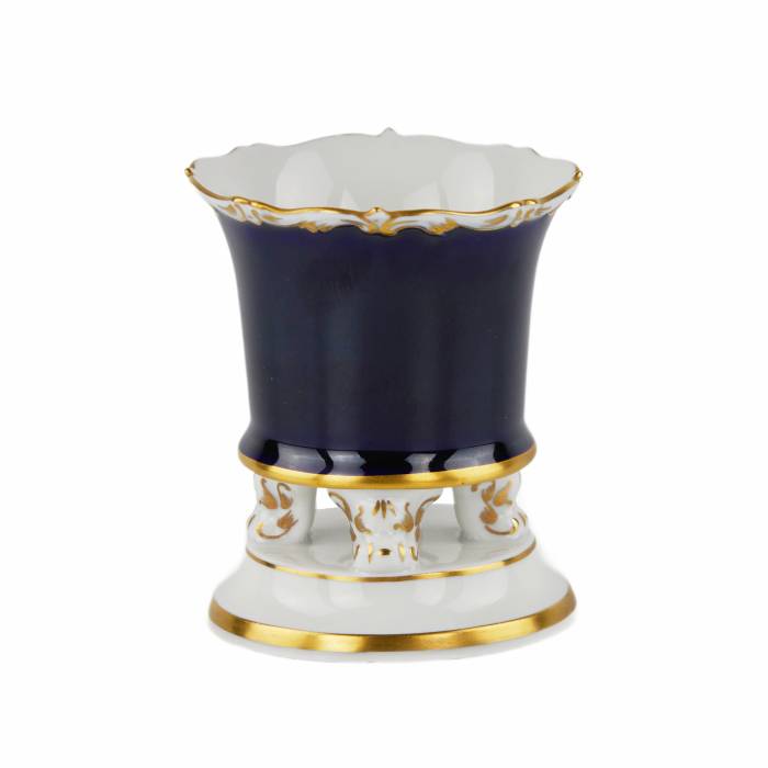 A small vase on four figured legs resting on a round pedestal. Meissen manufactory.