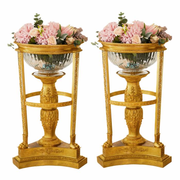 Une paire de pots de fleurs grandioses et décoratifs de Jardinière dans le style de Napoléon III. France. Le tournant du 19e-20e siècle. 