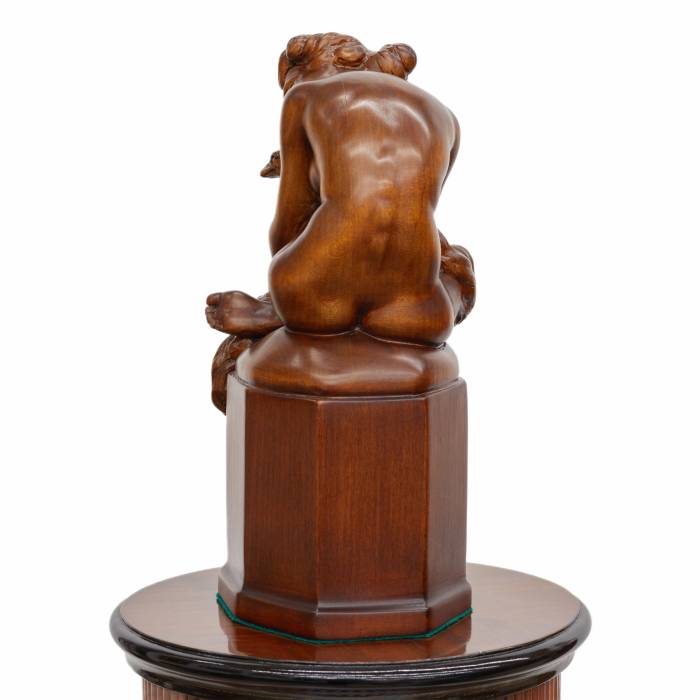 Colonne console de style Art Déco. Avec une figure sculptée d`une dame nue et d`un renard. 20ième siècle. 