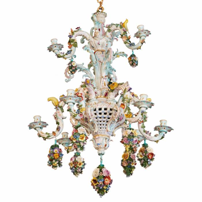 Ravissant lustre en porcelaine Meissen 1790, provenant de la résidence du roi Alphonse XIII à Biarritz.