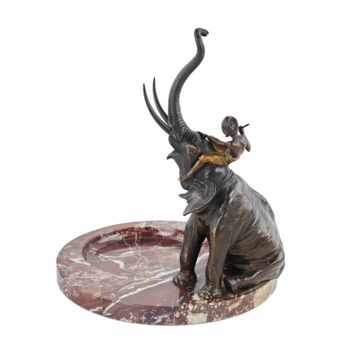 Franz Bergman. Plat decoratif pour petits objets en marbre, avec une figure d`elephant en bronze. 