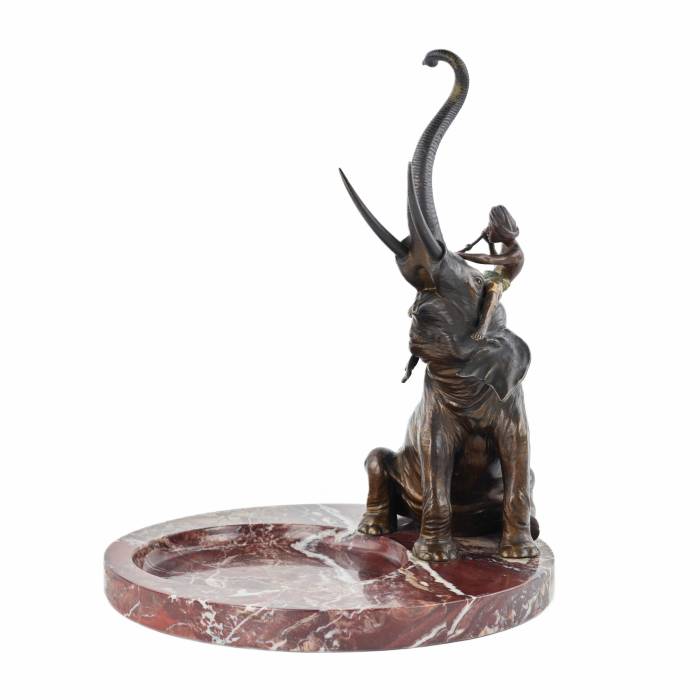 Franz Bergman. Plat decoratif pour petits objets en marbre, avec une figure d`elephant en bronze. 