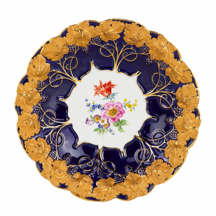 Meissen. Un magnifique plat peint à decor en relief dore, sur fond bleu cobalt. 