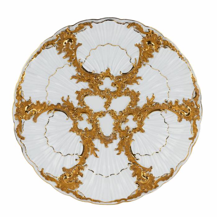 Large Meissen porcelain dish with gold decoration. 20th century. 