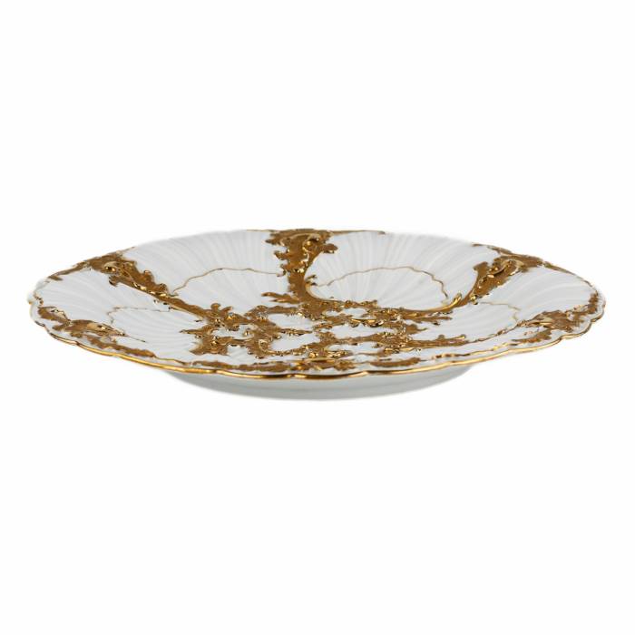 Large Meissen porcelain dish with gold decoration. 20th century. 