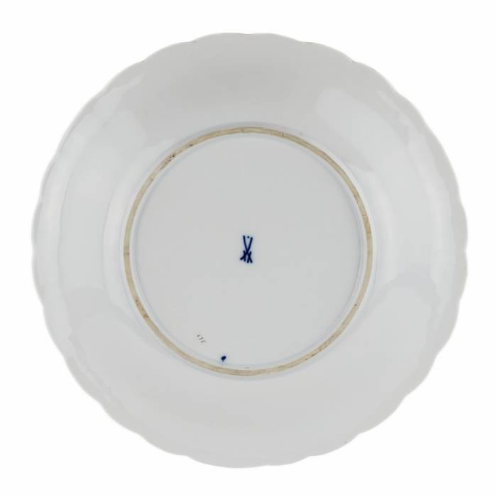 Large Meissen porcelain dish with gold decoration. 20th century. 