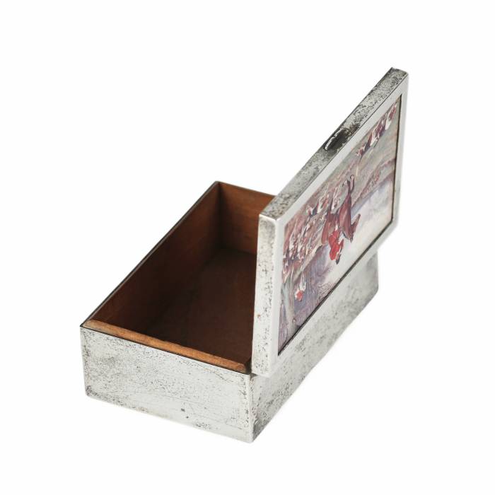 Koka kaste polsterēta ar sudrabotu metālu. 20. gadsimts.