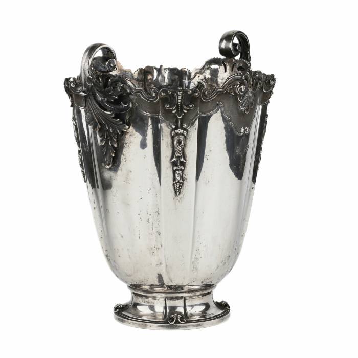 Богато украшенный, итальянский, серебряный кулер в форме вазы. 1934-1944г.