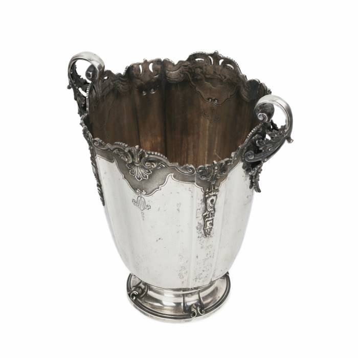 Богато украшенный, итальянский, серебряный кулер в форме вазы. 1934-1944г.