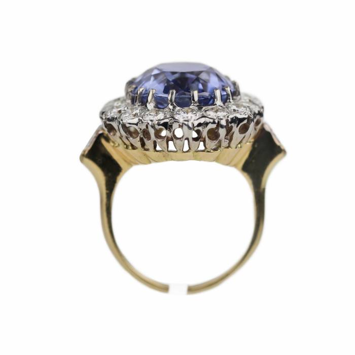 Excellent 18K gold ring with 10.96 carat sapphire and a scattering of diamonds. 