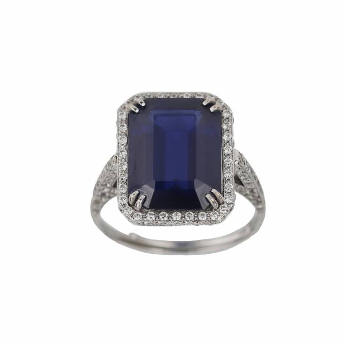 Elegant 18K gold ring with diamonds and natural sapphire 7.76 carats. 