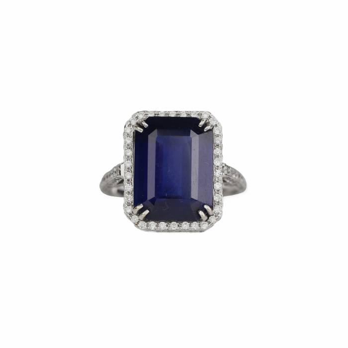 Elegant 18K gold ring with diamonds and natural sapphire 7.76 carats. 