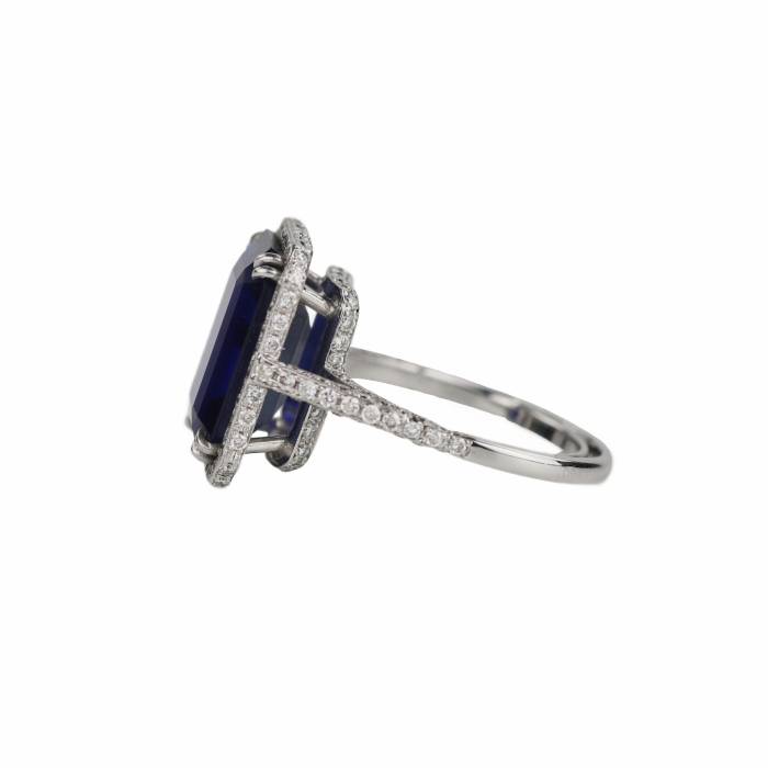 Elegant 18K gold ring with diamonds and natural sapphire 7.76 carats. 