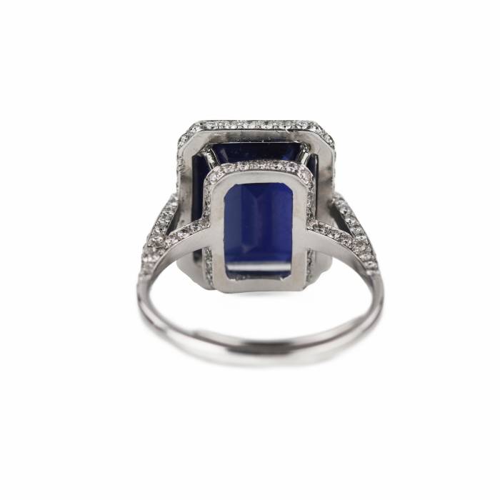 Elegant 18K gold ring with diamonds and natural sapphire 7.76 carats. 