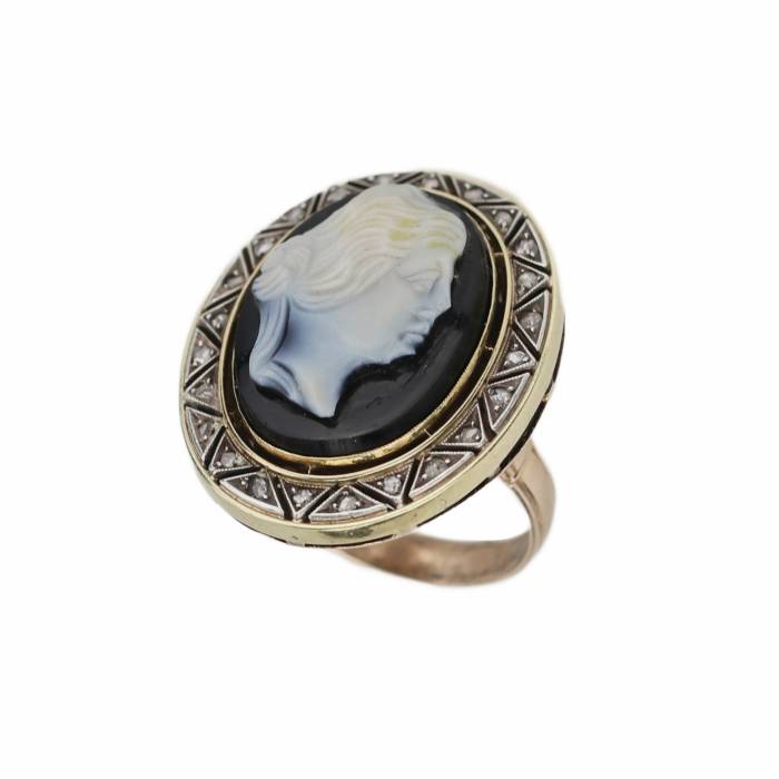 Bague ovale en or avec camee et diamants. Lettonie 1920-1930.