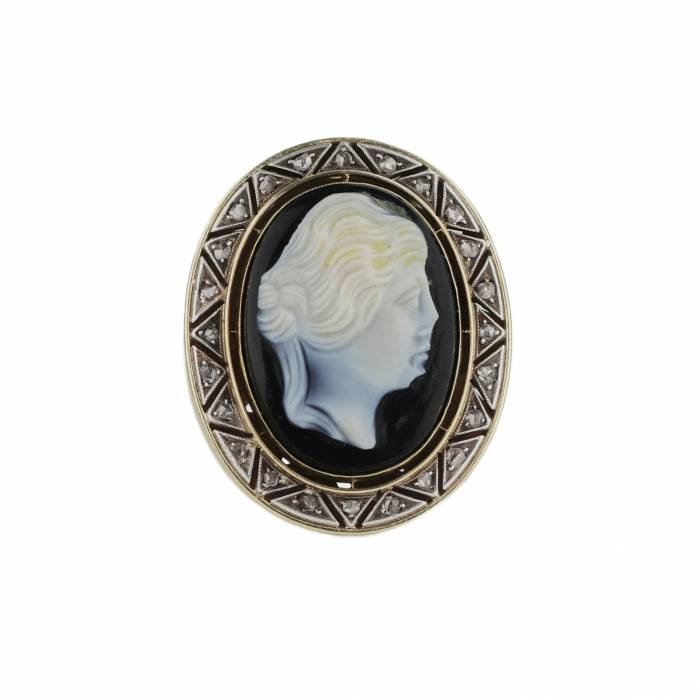 Oval gold ring with cameo and diamonds. Latvia 1920-1930.