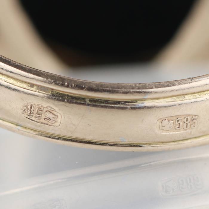  Золотое кольцо овальной формы с камеей и бриллиантами. Латвия 1920-1930 гг.