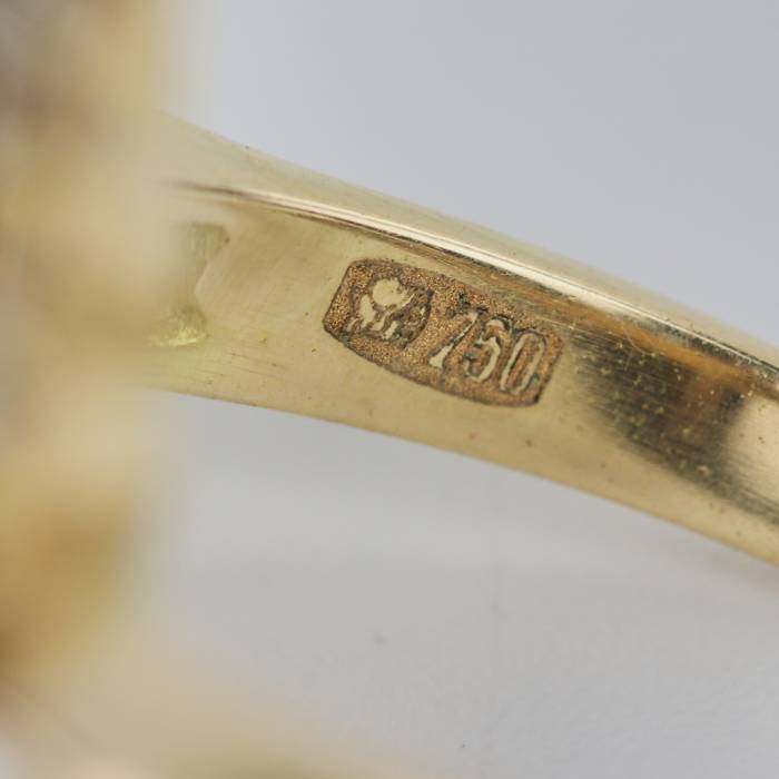 Превосходное золотое 18 К кольцо с сапфиром 10,96 Карат и россыпью бриллиантов.