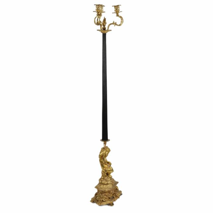 Lampadaire en bronze avec la figure de Putti. France. 19ème siècle.