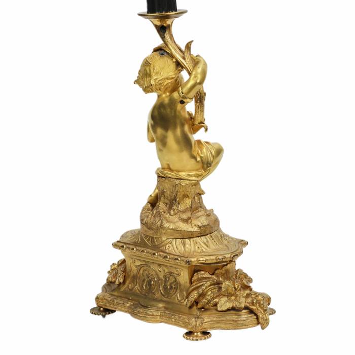 Lampadaire en bronze avec la figure de Putti. France. 19ème siècle.