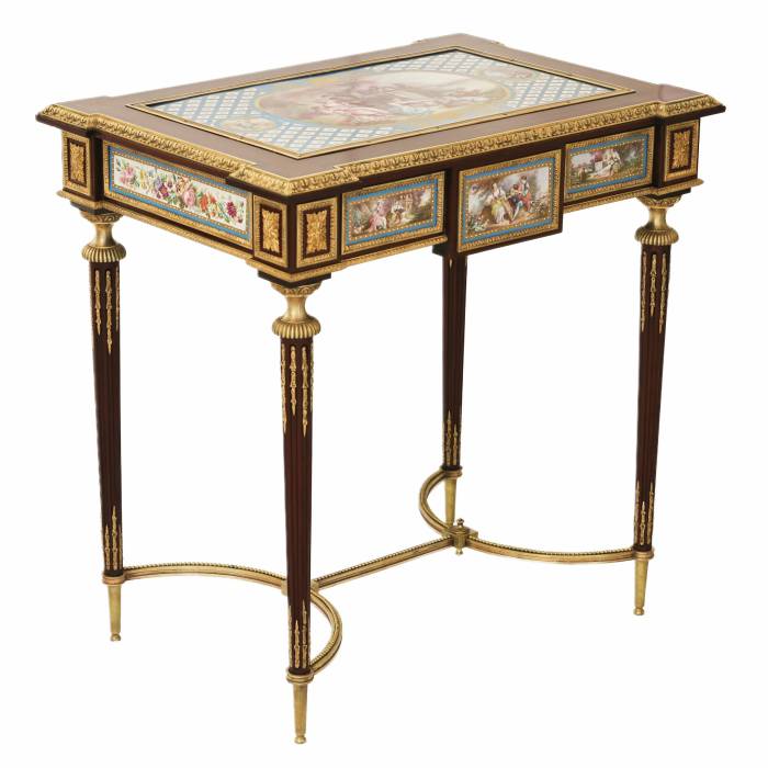 Une magnifique table de dame à decor de bronze dore et panneaux de porcelaine dans le goût d`Adam Weisweiler. France. XIXe siècle 
