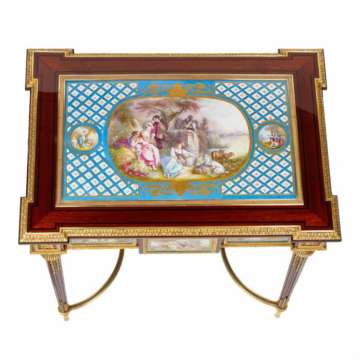 Великолепный дамский столик с декором золоченой бронзы и фарфоровыми панелями в манере Adam Weisweiler . Франция. 19 век 