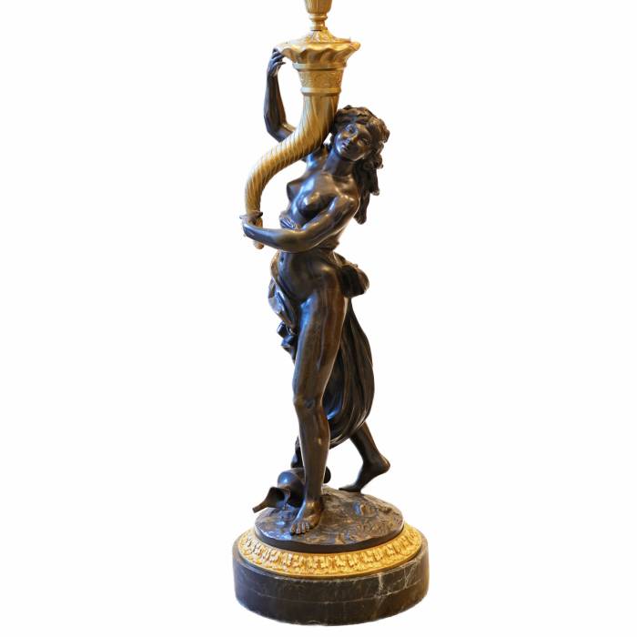 Franču stāvlampa no zeltītas un patinētas bronzas. 19. un 20. gadsimta mija. 
