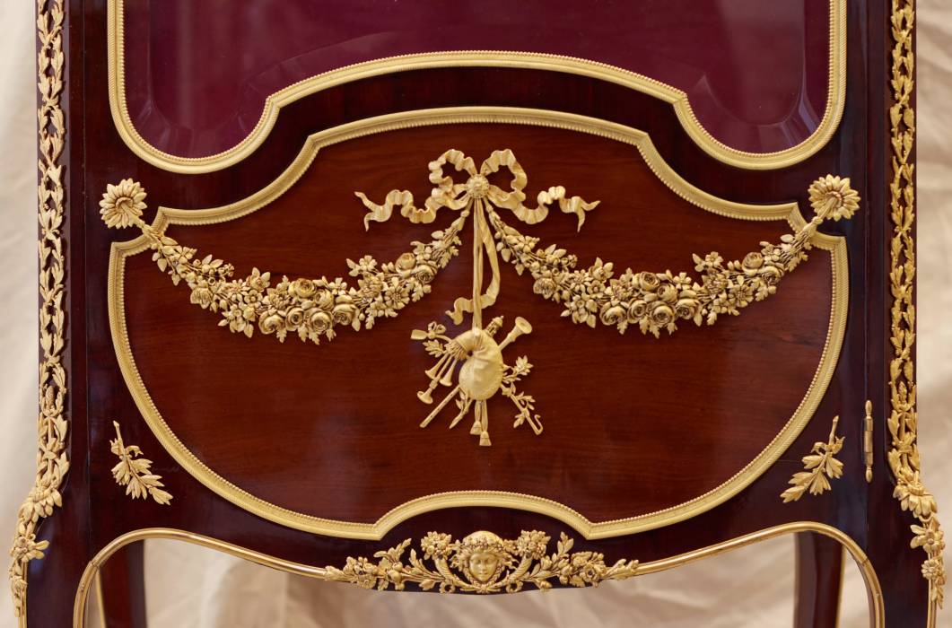 Showcase in mahogany and gilded bronze in Sormani style. France 19th century.