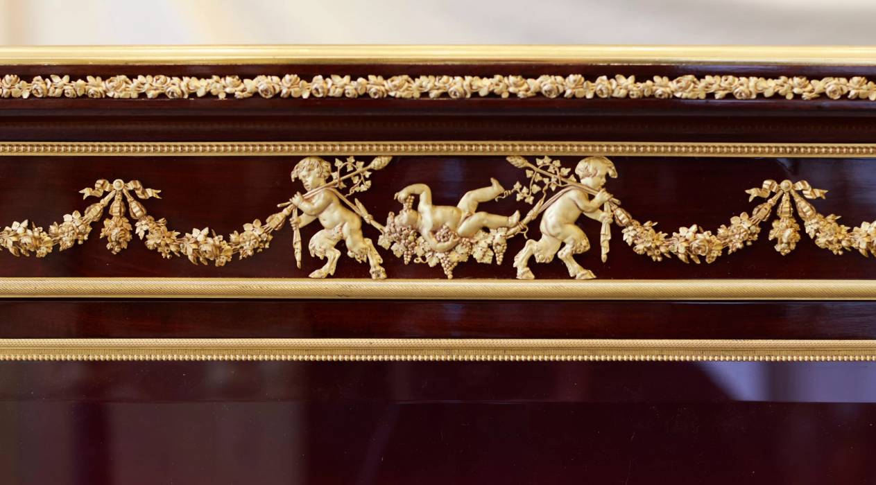 Vitrīna sarkankokā un zeltītā bronzā Sormaņu stilā. Francija 19.gs.