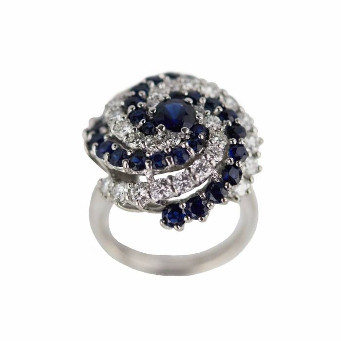 Spiral-shaped gold ring with sapphires and diamonds. 