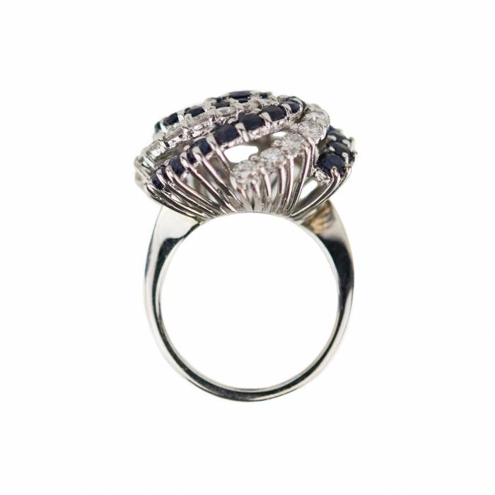 Золотое кольцо спиралевидной формы с сапфирами и бриллиантами.